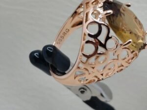 Auksinė Aura – išskirtinis žiedas su šampaninio atspalvio akmeniu